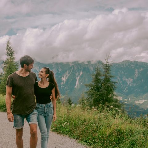 Romantischer Urlaub Flitterwochen in den Bergen von Österreich