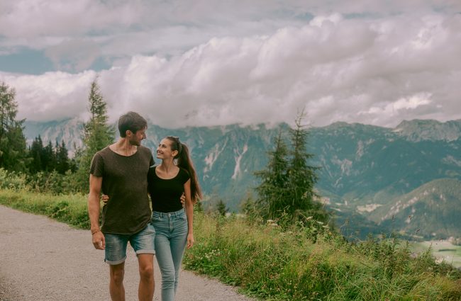 Romantischer Urlaub Flitterwochen in den Bergen von Österreich